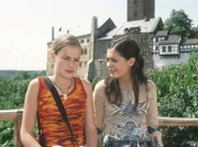 Lisa (Marie Seiser, l.) und ihre beste Freundin Sara (Alexandra Scheidt, r.) haben eindeutige Hinweise darauf entdeckt, dass Klaus Kleist seinen Vater aus Geldgier täuschen will.