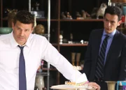 Booth (David Boreanaz, l.) und Aubrey (John Boyd) schauen sich in der Garage einer Frau um, die wie das Opfer eine leidenschaftliche Sammlerin von seltenen Keksdosen ist und einige Geschäfte mit Leslie abwickelte.