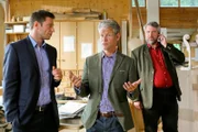 In welchem Verhältnis stand Mitarbeiter Kleinert (Steffen Wink, m.) zu der Ehefrau des Opfers? Die Kommissare Anton Stadler (Dieter Fischer, r.) und Sven Hansen (Igor Jeftić, l.) ermitteln.