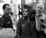 In der Boutique von Butzi Krüll (Charles Regnier, rechts) hat man wieder einen tollen Trend ausgebrütet, den "marines look". Auch Mona (Senta Berger), die Freundin von Baby Schimmerlos, dem Klatschreporter der "Münchner Allgemeinen Tageszeitung" (MATZ), ist von dieser Modeidee begeistert. Links: Udo Kier als Boutique-Verkäufer.
