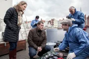 Die Besatzung eines Feuerwehrschiffs (Komparsen) hat einen Toten aus dem Wasser gezogen. Pathologe Dr. Strahl (Christoph Tomanek, r.) erklärt Finn (Sven Martinek, M.) und Elke Rasmussen (Tessa Mittelstaedt, l.), dass es kein Unfall war, sondern dass es sich um Mord handelt: an einem Sicherungsseil wurde manipuliert.