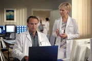 Dr. Kathrin Globisch (Andrea Kathrin Loewig) erwischt Dr. Martin Stein (Bernhard Bettermann) beim Ansehen eines Heimwerker-Videos. Martins Tochter Marie renoviert gerade ihre erste Wohnung und er will sie mit Tipps unterstützen. Er überlegt sogar, ihr das Video zu schicken. Kathrin sagt ihm, dass er sich damit ziemlich lächerlich machen würde. Martin solle seiner Tochter vertrauen und vor allem solle er ihrer Selbständigkeit nicht im Weg stehen.