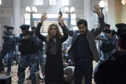Eigentlich wollten Grace (Jennifer Finnigan, vorne l.) und Darius (Santiago Cabrera, vorne r.) in Russland einen potenziellen Nuklearkrieg verhindern, doch dann werden sie in einen Mordfall verwickelt - und als Mörder gehandelt ...