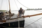 David (Mathis Künzler) hat sich endlich seinen Traum erfüllt und das Boot gekauft.