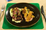 Leibgericht: Rinderfilet mit Preiselbeer-Rahmsauce, Rosmarin-Rösti, Rosenkohlpüree und gerösteten Rosenkohl-Blättchen von Moritz Biener