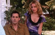 Xander (Nicholas Brendon, l.); Anya (Emma Caulfield, r.)