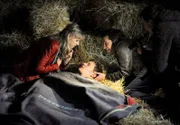 Bayerisches Fernsehen DAHOAM IS DAHOAM, FOLGE 722, "Filmriss", am Dienstag (17.05.11) um 19:45 Uhr. Ludwig ist so betrunken, dass er nicht mehr mitbekommt, was Caro und Flori mit ihm anstellen. Von links: Caroline Ertl (Teresa Rizos), Ludwig (Martin Wenzl) und Florian Brunner (Tommy Schwimmer). Weitere Bilder finden Sie unter www.br-foto.de.
