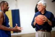Dr. Mark Sloan (Dick Van Dyke, r.) im Gespräch mit Charles O'Bannon (Charles O'Bannon, l.), dem Superstar im Basketball.