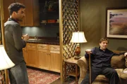 Melindas Vater Tom (Martin Donovan, r.) taucht plötzlich wieder auf. Er behauptet, dass Gabriel Lawrence (Ignacio Serricchio, l.) ihr Bruder ist ...