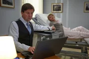 Carmen Esser (Sabine Werner) ist froh, dass ihr Mann Ulrich (Thomas Rudnick) bei ihr ist. So sind ihre Schmerzen zu ertragen. Auch wenn er die ganze Zeit am Laptop oder am Telefon arbeitet, so ist er doch da.