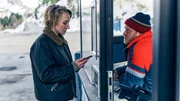 Blum (Anna Maria Mühe) befragt den Mautwart (Hannes Perkmann) zu dem Abend, an dem Dunja bei der Mautstation aufgetaucht ist.