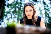 Maxi (Katharina Scheuba) träumt, Henry wäre in den Wunschbrunnen gefallen und braucht ihre Hilfe.