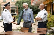 Axel Sommers (Oliver Breite, l.) Vater Kurt (Fieder Venus, M. mit Christoph Grunert, r.) soll bei den Ermittlungen helfen. Doch er bringt mit kleinen Flunkereien so einiges durcheinander.
