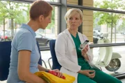 Kathrin Globisch (Andrea Kathrin Loewig, rechts) zeigt Pia Heilmann (Hendrikje Fitz) eine E-Mail die Alexander Kathrin kurz vor seinem schweren Unfall geschickt hat. In dieser wird klar, dass Alexander sich für die Sachsenklinik eingesetzt hat und mit kleinen Flunkereien wahrscheinlich einen großen Beitrag dazu geleistet hat, die Sachsenklinik vor der Schließung zu bewahren. Doch Kathrin ist nicht klar, warum er das getan hat. Pia allerdings ahnt, dass Kathrin der Grund für sein Handeln ist. Er will seine große Liebe retten.