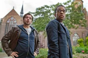 Van der Valks zuverlässigen Helfer: Brad (Luke Allen-Gale, li.) und Job (Elliot Barnes-Worrell).