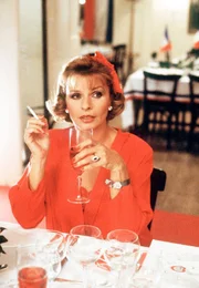 Mona, Babys Freundin (Senta Berger) ist sehr nachdenklich geworden. Irgend etwas ist verkehrt, wenn man die Speisenkarte schon auswendig aufsagen kann.