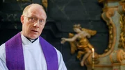 Priester Herbert Jaunig (Simon Schwarz).