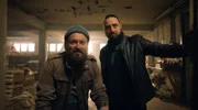 Tierdiebe Tomo (Bejamin Lew-Klon) und Zlatko (Ivan Dentler) werfen einen letzten Blick in den Käfig.
