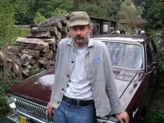 Claudius (46) sammelt russische Autos. Übers Internet kauft er sich deshalb für 35.000 Euro ein Häuschen in Brandenburg: 400 m˛ Grund, 60 m˛ Wohnfläche. Das alte, neue Schnäppchenhaus aus den 30er Jahren ist ein idealer Treffpunkt ihn und seine Kumpels.