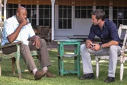 Männergespräche: Grover (Chi McBride, l.) und Steve (Alex O'Loughlin, r.) ...