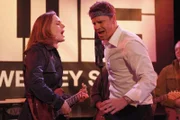 Booth (David Boreanaz) wird von seinen Gefühlen übermannt und rockt ab. Brennan (Emily Deschanel) greift beherzt nach der Gitarre.