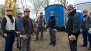 Auf seiner Baustelle muss Vorarbeiter Ingo Walldeich (Torsten Hammann, 4.v.l.) feststellen, dass eine teure Maschine gestohlen wurde, und das nicht zum ersten Mal. Doch was die Bauarbeiter dann entdecken, lässt das in den Hintergrund treten (Rest: Komparsen).