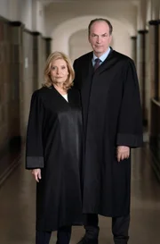 Isa von Brede (Sabine Postel, l.); Markus Gellert (Herbert Knaup, r.)