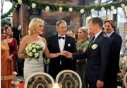 Hochzeit: Brautvater Achim übergibt die glückliche Katja ihrem zukünftigen Ehemann Philipp.