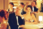 Wer hätte das gedacht? Oberstaatsanwalt Riese und Biene singen im Duett. Felix (Christoph M. Ohrt, l.), Sandra (Rebecca Immanuel, r.) und die anderen Gäste des Juristenballs bewundern diese unerwartete Einlage ...; Wer hätte das gedacht? Oberstaatsanwalt Riese und Biene singen im Duett. Felix (Christoph M. Ohrt, l.), Sandra (Rebecca Immanuel, r.) und die anderen Gäste des Juristenballs bewundern diese unerwartete Einlage ...