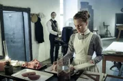 Georg Tischendorf (Maximilian Meyer-Bretschneider) fertigt mit Hilfe von Hilfswärterin Ida (Alicia von Rittberg) Fotografien von Präparaten an.