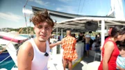 S2F02: TikTok-Star Noah Bibble wird in Lloret de Mar von seinen Fanmassen gefeiert. Er ist auf einem Katamaran als Partyrakete gebucht und fährt dafür alle Geschütze auf.