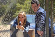 Special Agent Grace Miller (Kim Raver, li.)