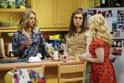 Bernadette (Melissa Rauch, r.) ist außer sich: Woher weiß einer ihrer Kollegen von ihrer Schwangerschaft? Doch nicht etwa von Penny (Kaley Cuoco, l.) oder Amy (Mayim Bialik, M.)?