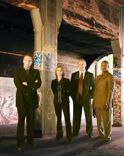 Detective Robert Goren, Detective Alexandra Eames, Captain James Deakins und Ron Carver.