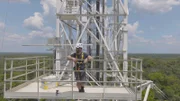 Atto steht für "Amazon Tall Tower Observatory". Jeden Tag muss Sebastian Brill hier hoch. Er forscht daran, wie der Regenwald mit der Atmosphäre interagiert.