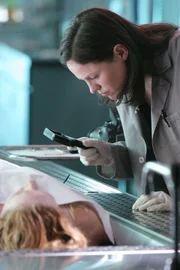 Sara (Jorja Fox, re.) untersucht akribisch die Leiche von Charlotte Sommerville (Blake Lindsley), die gekreuzigt in einer Kirche aufgefunden wurde.