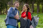 Henry (Elias Reichert, l.) lässt sich zu Maxis (Katharina Scheuba, r.) Freude doch noch von der Natur begeistern.