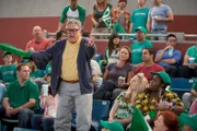 "Disneys Meine Schwester Charlie", "Ach, du lieber Onkel!". Teddy erfährt, dass ihr ihr Vater verschwiegen hat, dass sie einen Onkel namens Mel hat. Jetzt will sie unbedingt die Hintergründe herausfinden, warum Bobs Bruder bisher verheimlicht worden ist. Sie beschließt, Mel einfach im Seniorenheim zu besuchen und erfüllt ihm gleich seinen sehnlichsten Wunsch: endlich wieder live einem Baseballspiel zusehen zu können. Dabei benimmt sich der ach, so liebe Onkel aber völlig daneben. Im Bild (v.li.): Blake Clark (Onkel Mel), Bridgit Mendler (Teddy Duncan), Raven Goodwin (Ivy Wentz).
