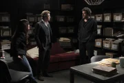 Bei einem Bombenanschlag entkam Trevor "Doc" Dugan (Craig Bierko, r.) nur dem Tod, da sich nicht er, sondern sein Assistent im Wagen befand. Teresa (Robin Tunney, l.) und Patrick (Simon Baker, M.) machen sich auf die Suche nach dem Täter ...