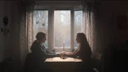 Veronika (Alexandra Rapaport, re.) lässt sich auf eine Seance mit Oskars Mutter Katrin (Emelie Garbers).