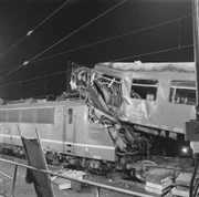 1984 raste ein Transitzug Richtung Westdeutschland in einen stehenden Pendlerzug. Transitzüge durften in der DDR wegen möglicher "Republikflucht-Versuche" nicht langsam fahren oder halten. So übersah der Zugführer im dichten Nebel ein rotes Signal. Das kostete 11 Menschen das Leben.