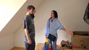 Jerrick hat endlich eine Wohnung. Mama Ella lässt es sich nicht nehmen, ihrem Sohn ein paar nützliche Kleinigkeiten aus dem Drogeriemarkt vorbeizubringen.; Jerrick hat endlich eine Wohnung. Mama Ella lässt es sich nicht nehmen, ihrem Sohn ein paar nützliche Kleinigkeiten aus dem Drogeriemarkt vorbeizubringen.
