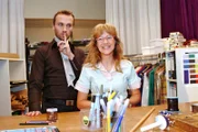 Lisa (Alexandra Neldel, r.) bittet Hugo (Hubertus Regout, l.), sie bei ihrem neuen Styling zu beraten. (Dieses Foto von Alexandra Neldel darf nur in Zusammenhang mit der Berichterstattung über die Serie "Verliebt in Berlin" veröffentlicht und verbreitet werden.)