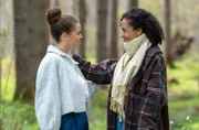 Ana (Soluna-Delta Kokol, l.) macht ihrer Mutter (Dionne Wudu, r.) Mut, sich auf das Abenteuer New York einzulassen.