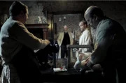 MDR FERNSEHEN CHARITÉ STAFFEL I, FOLGEN 4 BIS 6, "4: Wundermittel", am Samstag (01.03.25) ab 22:40 Uhr. Emil Behring (Matthias Koeberlin, 2.v.r.) gelingt mit seinem Diphtherie-Serum ein erster Erfolg. In einer öffentlichen Demonstration zeigt er im Beisein von Rudolf Virchow (Ernst Stötzner, 2.v.l.), dass er infizierte Kaninchen heilen konnte.