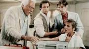 Der Tiefseeforscher Angelo Guirilini (Cesar Romero, l.) und seine Tochter Giovanna wissen noch nicht, wer ihre Expedition sabotiert. Doch die Detektive Nick (Joe Penny, 2.v.l.) und Murray (Thom Bray) haben bereits eine heiße Spur.
