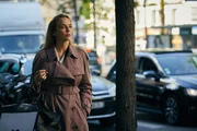 Auch wenn Villanelle (Jodie Comer) nach außen hin scheinbar einen unschuldigen Eindruck macht, verbirgt sie ein düsteres Geheimnis.