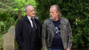Die Brüder Thomas (Falk Rockstroh, li.) und Wolfgang Brünn (Paul Faßnacht, re.) treffen sich nach Jahrzehnten auf der Beerdigung ihrer Mutter wieder.