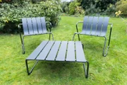 Sitzflächen und Rückenlehnen dieser Gartenmöbel sind aus alten Fischernetzen.