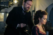 MDR FERNSEHEN CHARITÉ STAFFEL I, FOLGEN 4 BIS 6, "4: Wundermittel", am Samstag (01.03.25) ab 22:40 Uhr. Ab 22.02.2025, 22.40 Uhr in der ARD-Mediathek. Robert Koch (Justus von Dohnányi, l.) erprobt sein neuartiges Tuberkulose-Heilmittel auch an seiner Geliebten Hedwig (Emilia Schüle) - er spritzt ihr Tuberkulin.